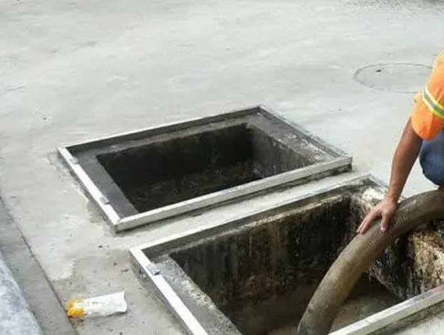 萨嘎化粪池清理