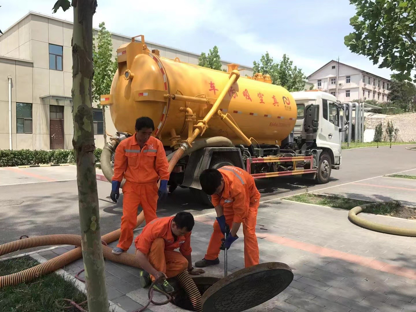 萨嘎管道疏通车停在窨井附近