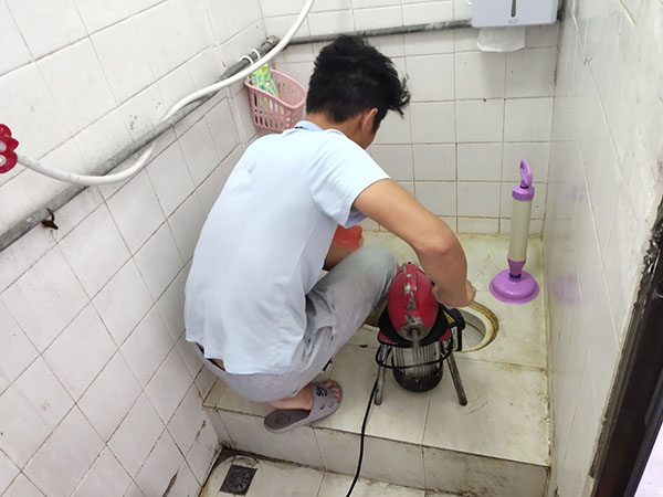 萨嘎管道堵塞冒臭气 专业师傅现场解决问题